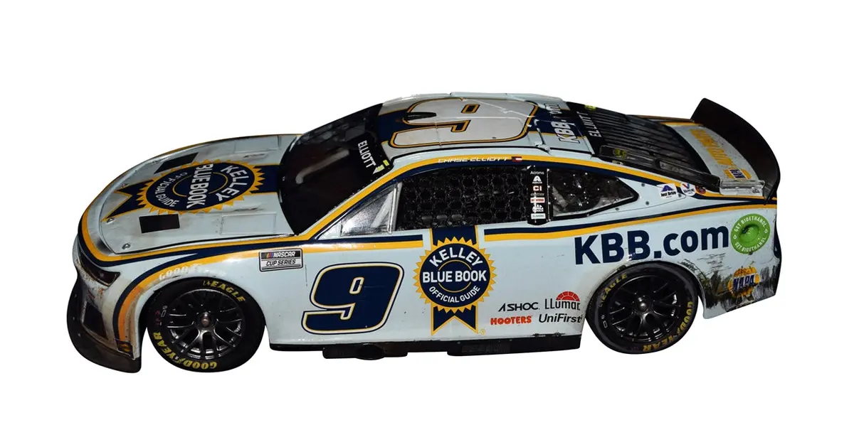 Autographed 2022 Chase Elliott #9 Kbb Racing Bristol Dirt Race (Next Gen Car) Raced Version Signed Lionel 1/24 Scale Nascar Diecast Car With Coa (#605 Of Only 624 Produced) 2