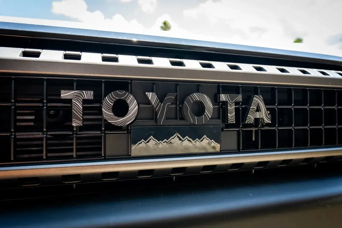 "Toyota" Topo Front Grille Emblem Kit - 2024+ Land Cruiser  / 07-14 Fj Cruiser 1